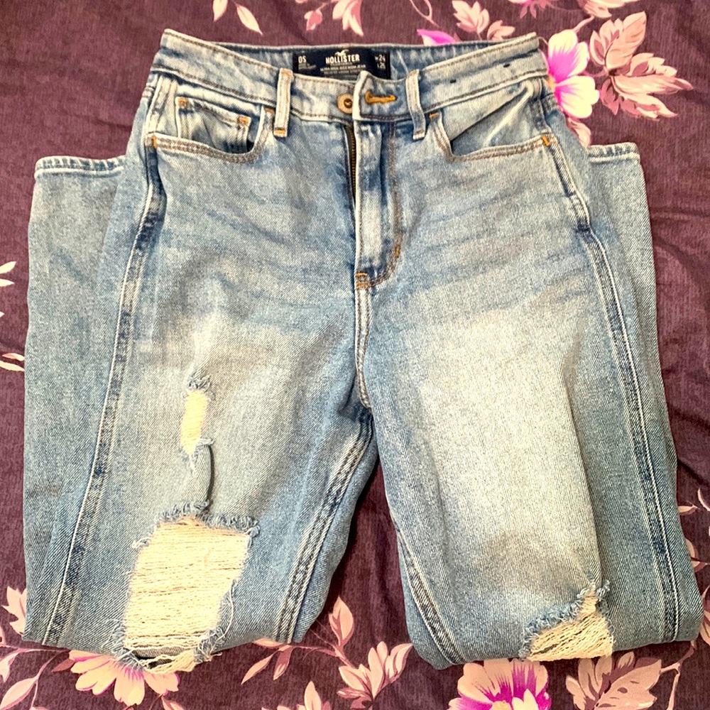 Hollister ultra high-rise mom jeans size 0S (24w/25l)
